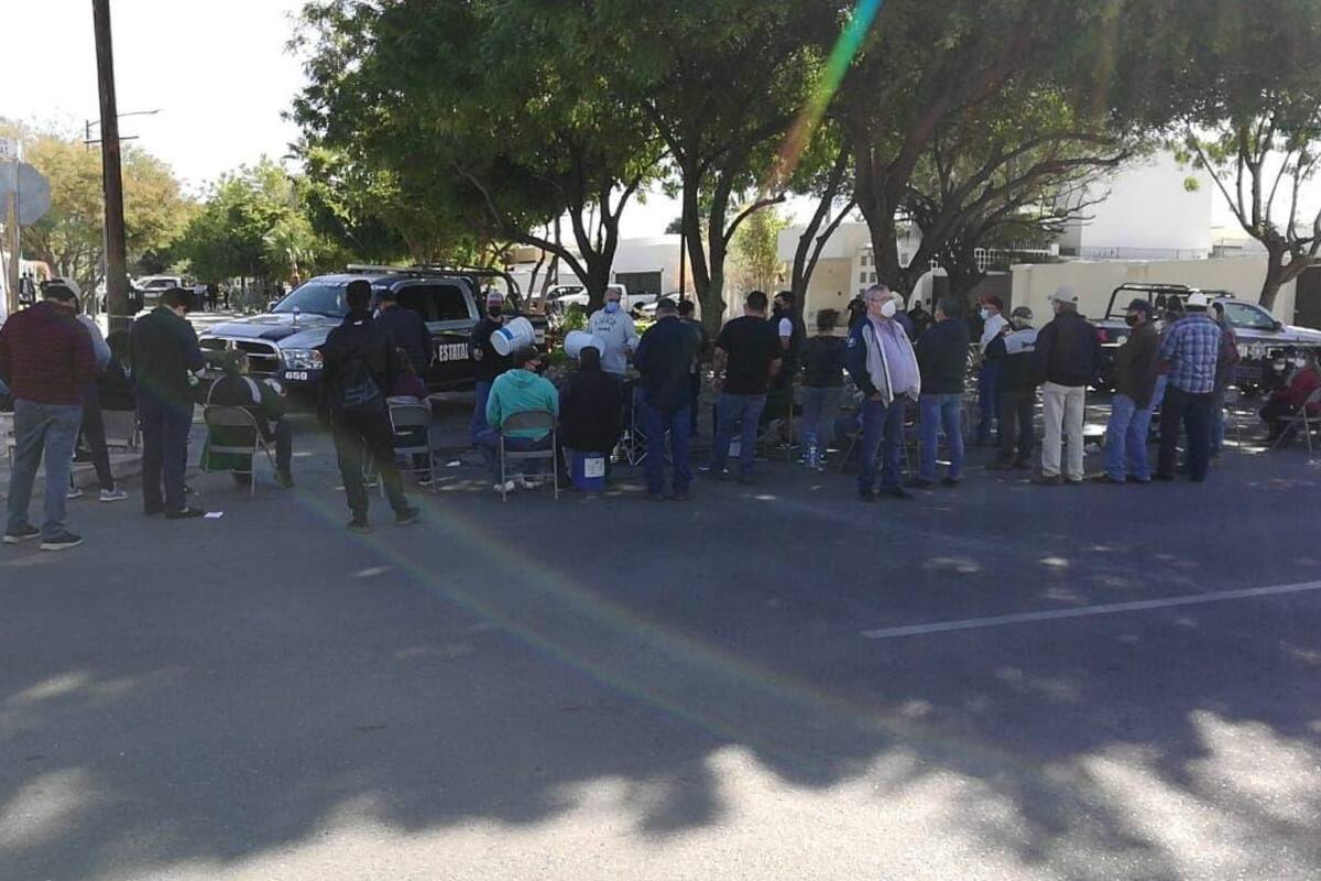 Concesionarios de transporte se manifiestan en la casa de la Gobernadora por pago de rentabilidad