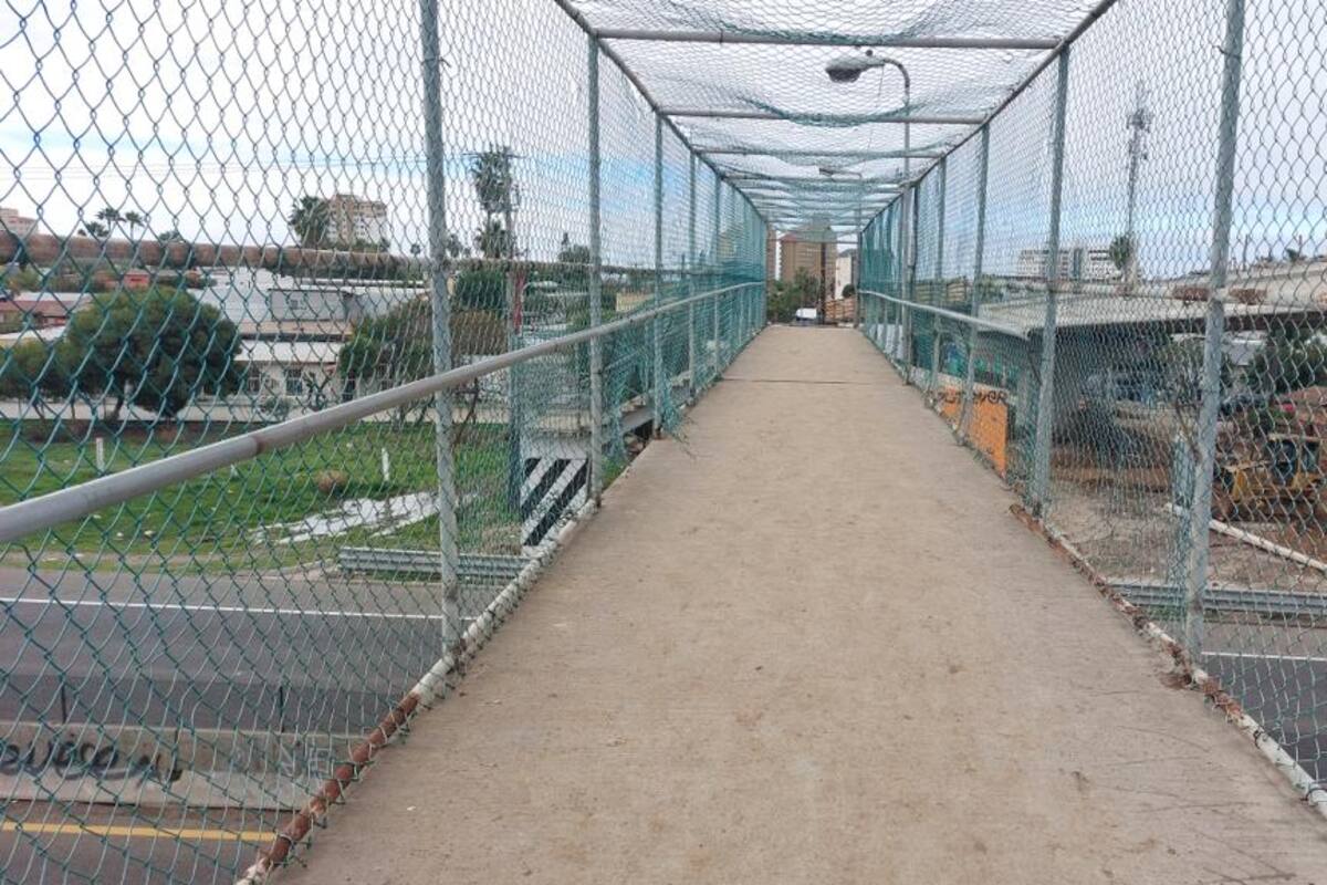 Puente peatonal en Zona Centro de Primo Tapia en pésimas condiciones
