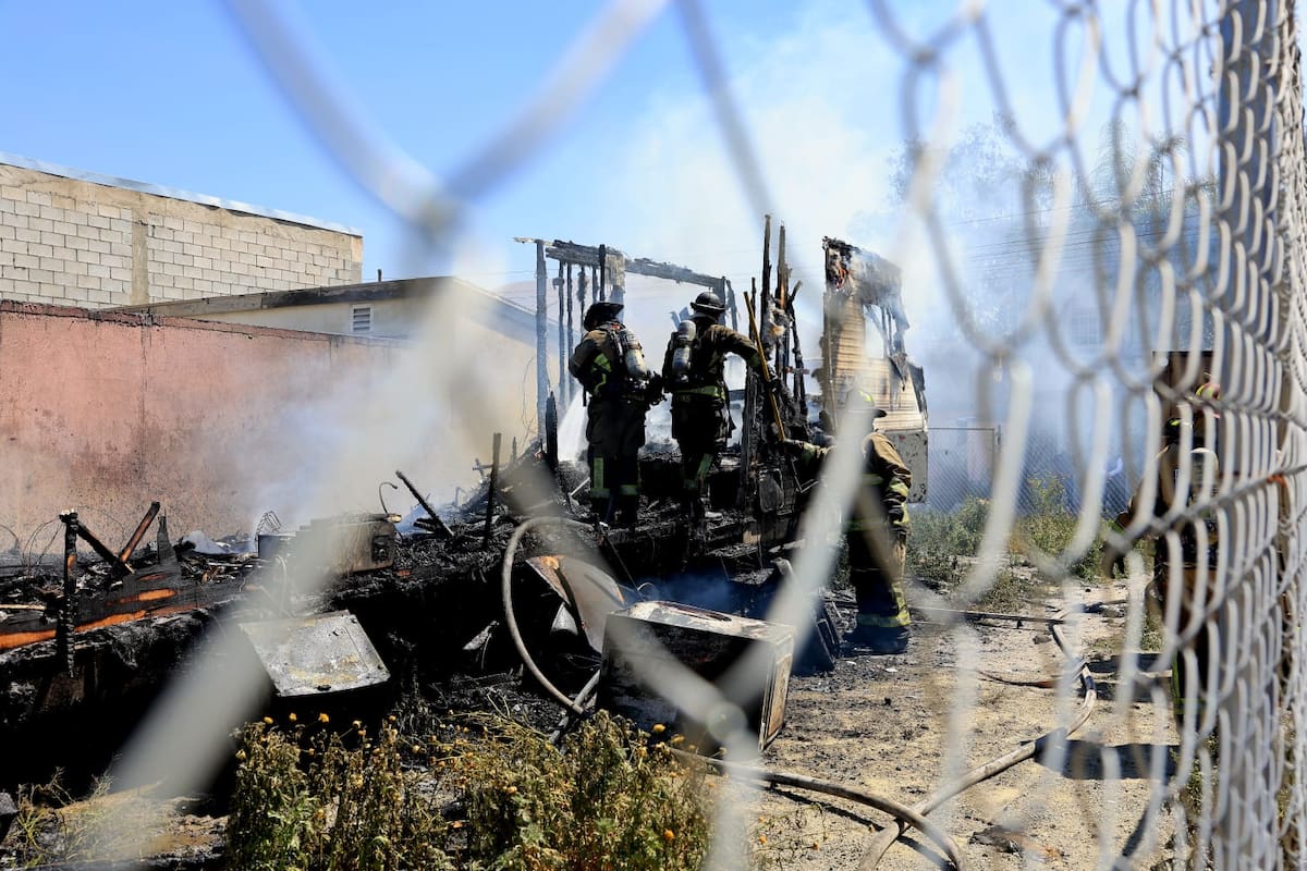 La casa rodante no estaba ocupada en el momento de los hechos y únicamente prosiguieron las maniobras para apagar el incendio. Foto: Sergio Ortiz