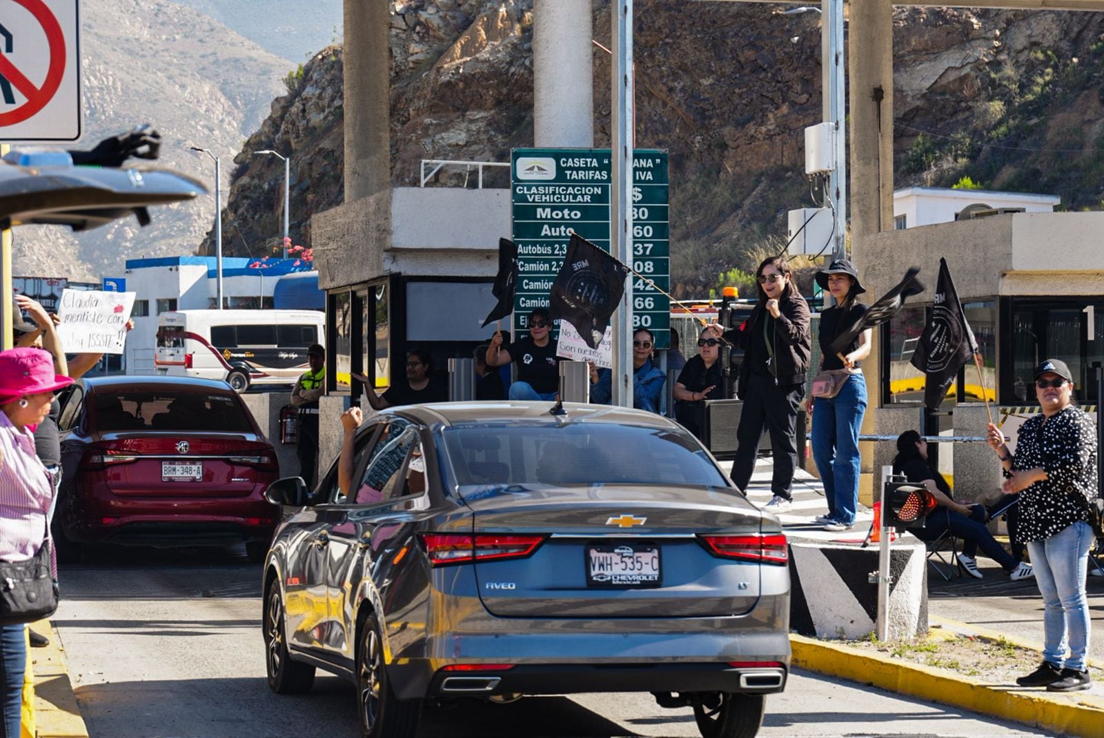 Maestros de la CNTE tomaron la caseta del Cimarrón Tijuana-Tecate
