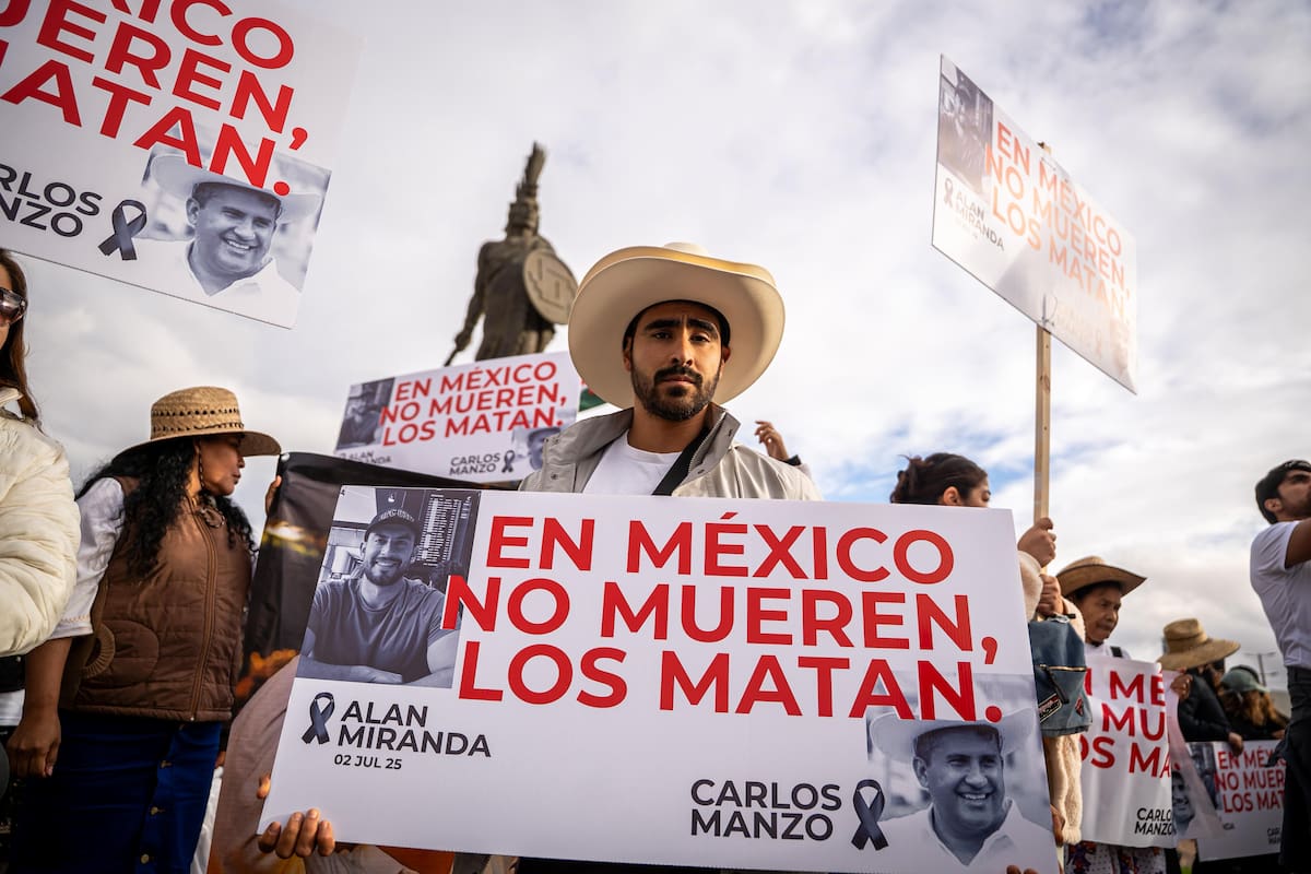 La concentración fue convocada para las 2:00 de la tarde y forma parte de una marcha pacífica en respuesta a la reciente muerte del alcalde Carlos Manzo. Foto: Border zoom