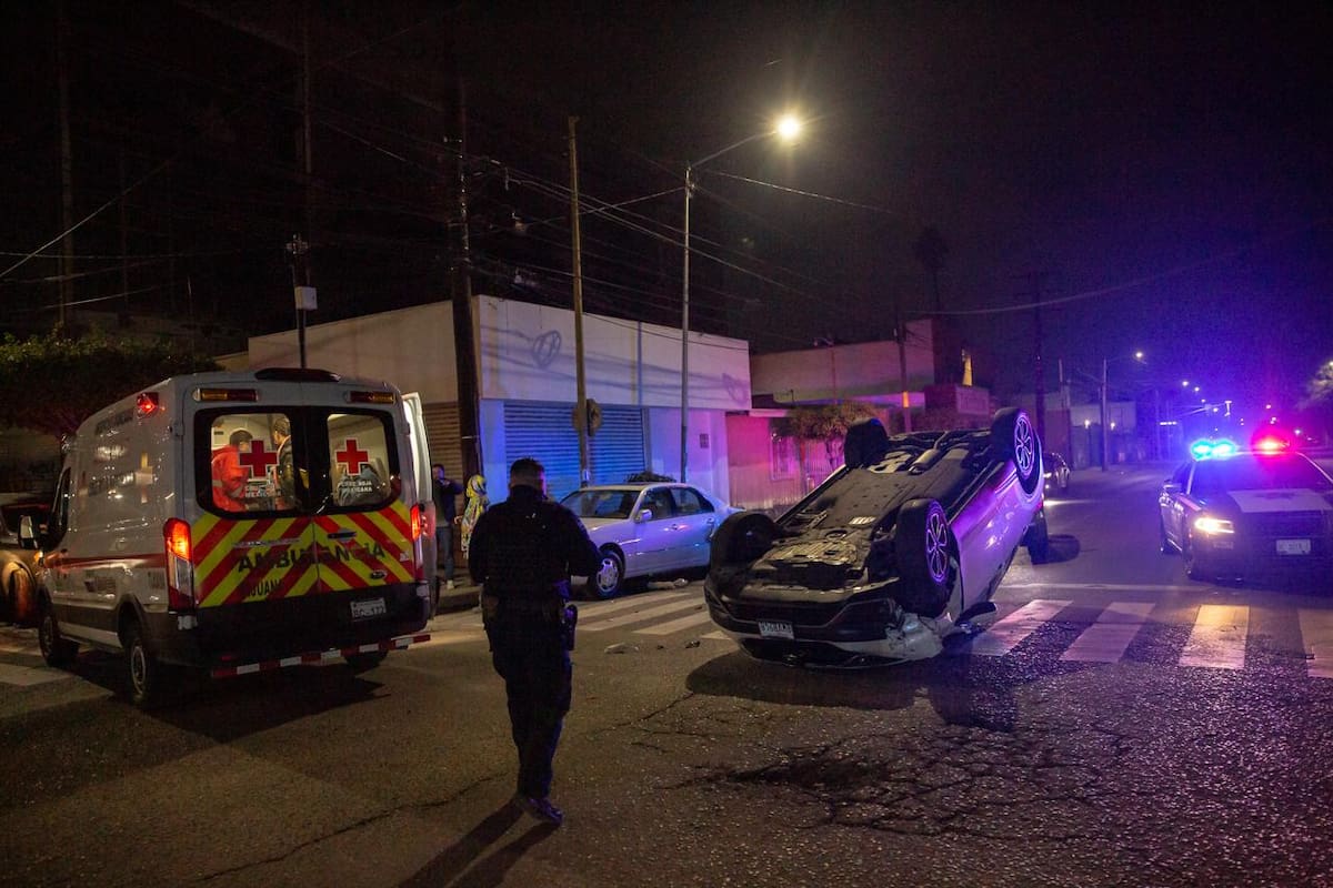 Volcadura en Zona Centro deja tres afectados