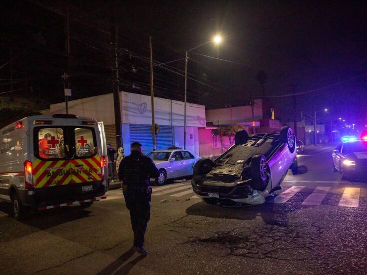 Volcadura en Zona Centro deja tres afectados