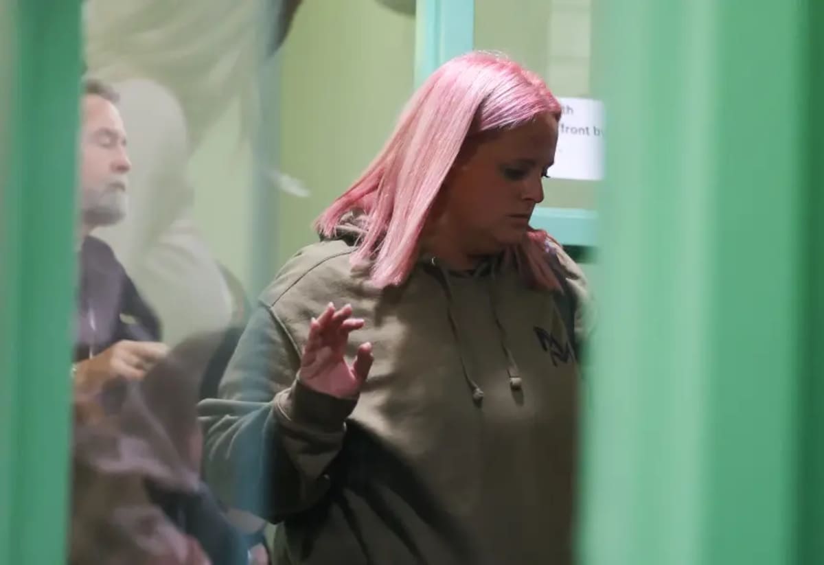 Maitlyn Gandy, madre de Athena Strand, salió de la sala del tribunal antes de que el jurado presenciara un video del secuestro de su hija, el jueves 16 de abril de 2026.. Foto: AP