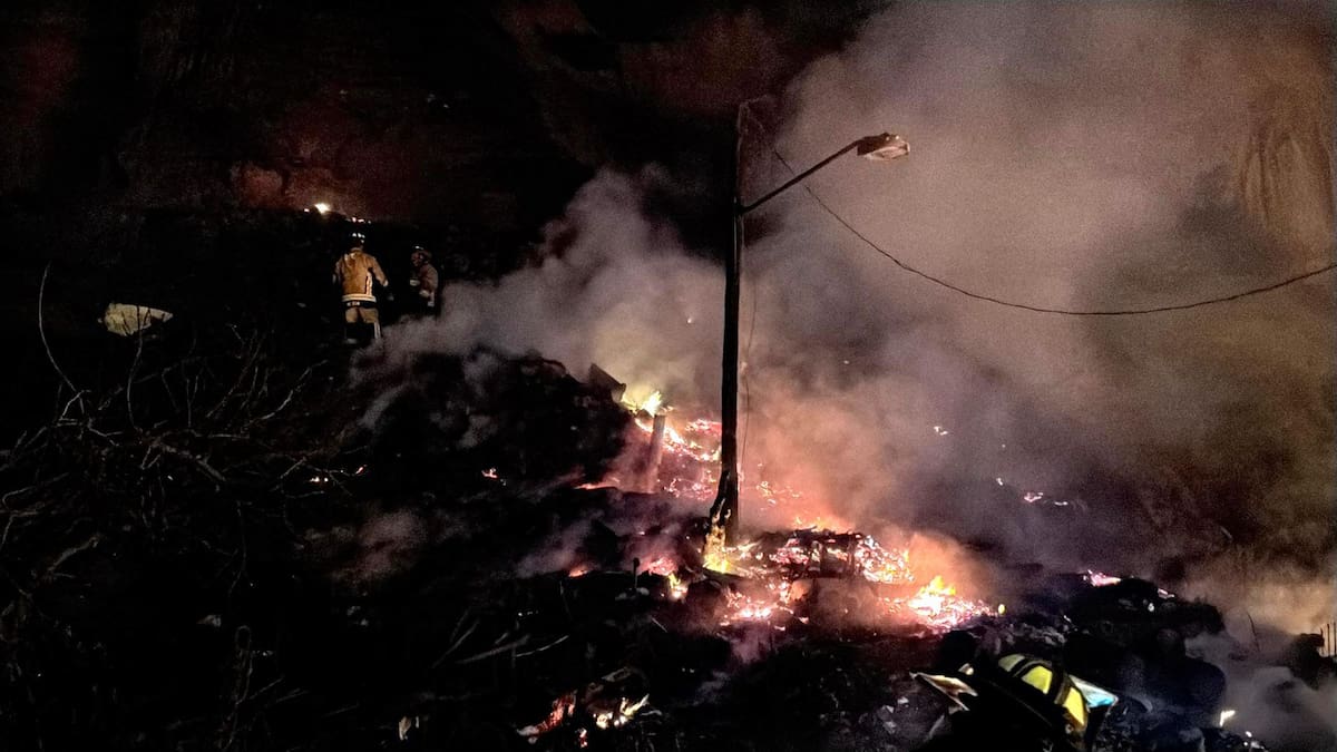 Un fuerte incendio en la colonia Rancho Las Flores segunda sección consumió por completo varias viviendas, dejando a familias en la calle. Foto: Border Zoom