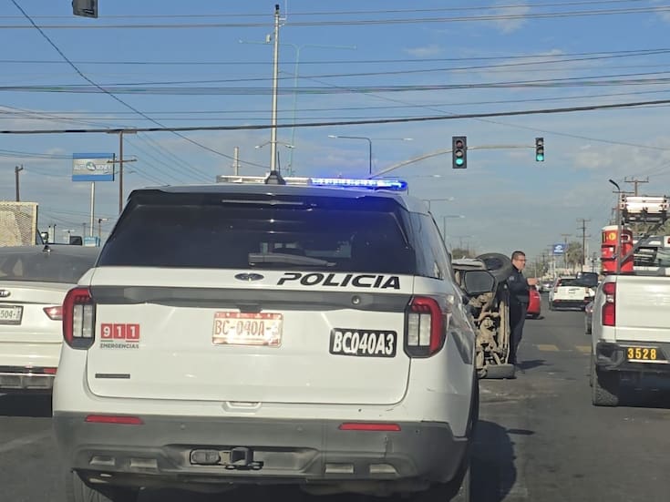 Provoca volcadura y huye del lugar en bulevar Lázaro Cárdenas