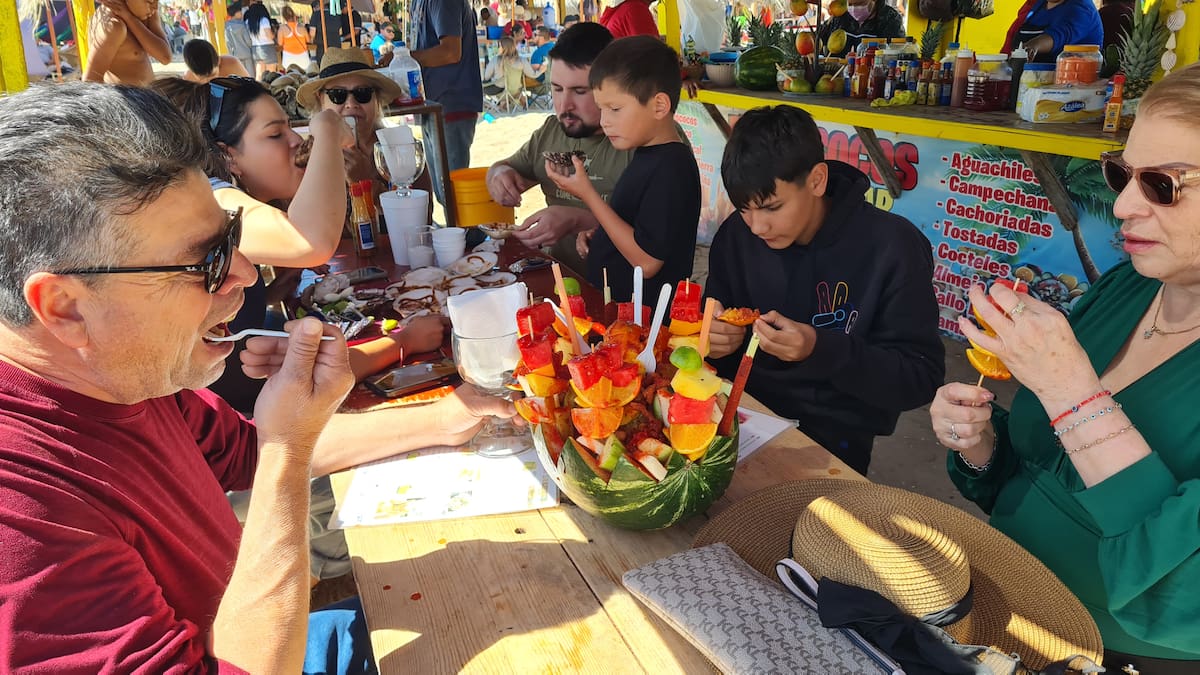Por su tamaño, ya que llega a pesar alrededor de 5 kilos ya preparada,
es un platillo que se consume en familia o grupo de amigos.
