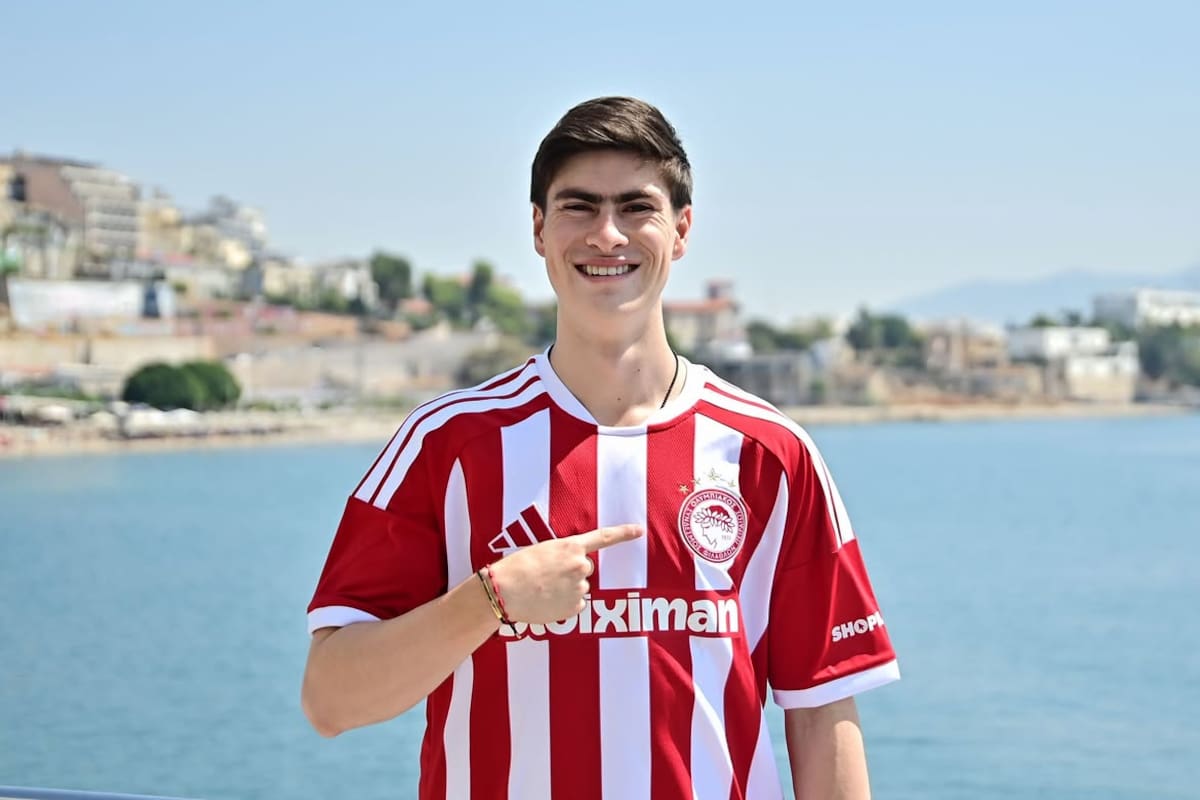 Armando González en su llegada a El Pireo, ciudad del Olympiacos. (Foto: IG @olympiacosfc)