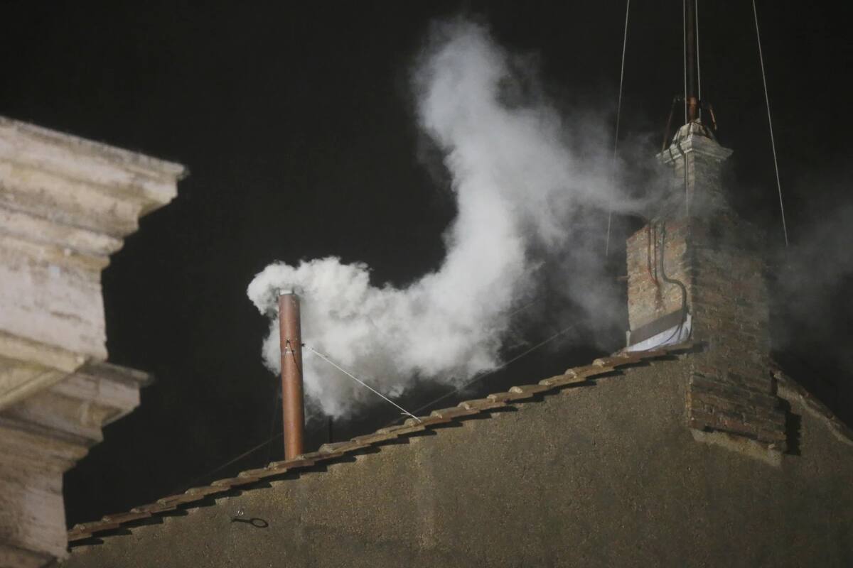 ARCHIVO – Se ve humo blanco saliendo de la chimenea de la Capilla Sixtina, anunciando la elección de un nuevo papa, el miércoles 13 de marzo de 2013. | Crédito: AP/Gregorio Borgia, Archivo