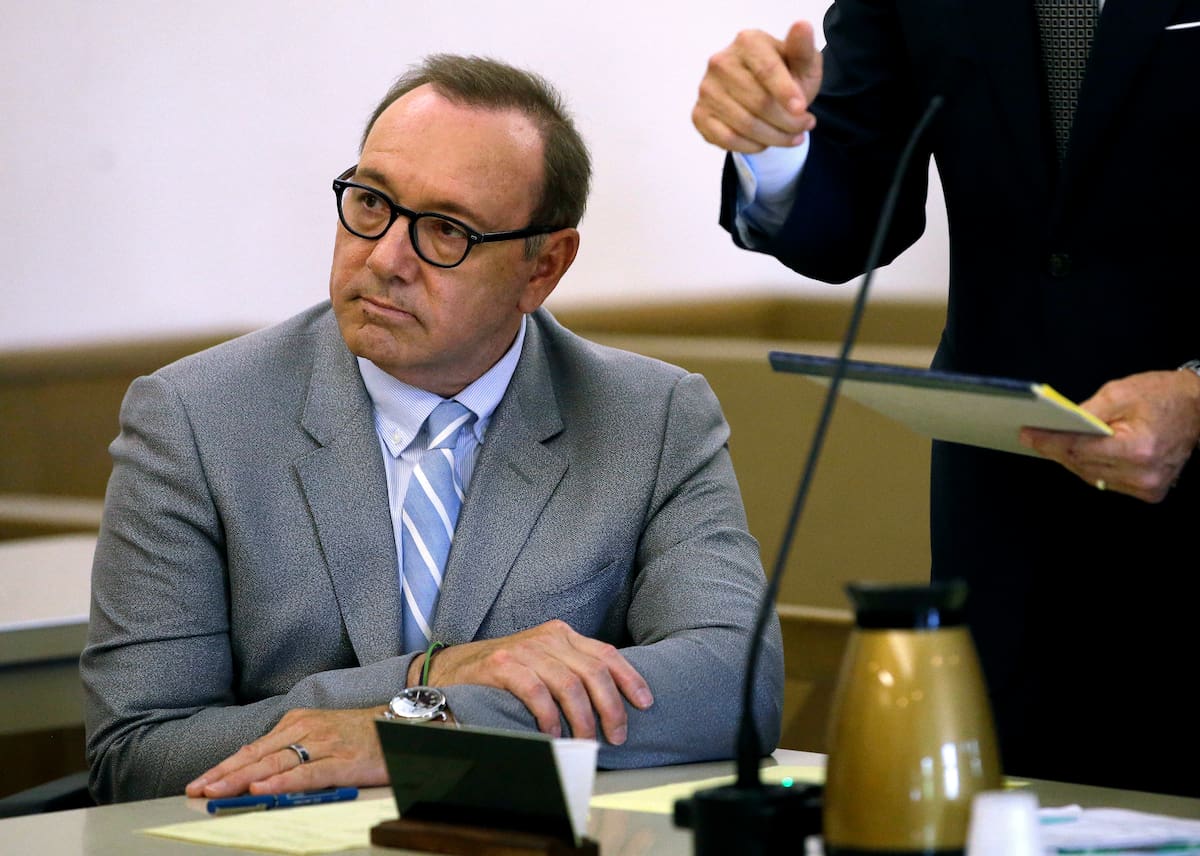 ARCHIVO – En esta fotografía de archivo del 3 de junio de 2019 Kevin Spacey en una audiencia previa a su juicio en la corte de distrito en Nantucket, Massachussets. El actor está acusado de toquetear a un hombre de entonces 18 años en un restaurante bar de Nantucket llamado Club Car. El miércoles 26 de junio el hombre presentó una demanda civil por los daños que le ocasionó el supuesto abuso sexual de Spacey. (AP Foto/Steven Senne, archivo)