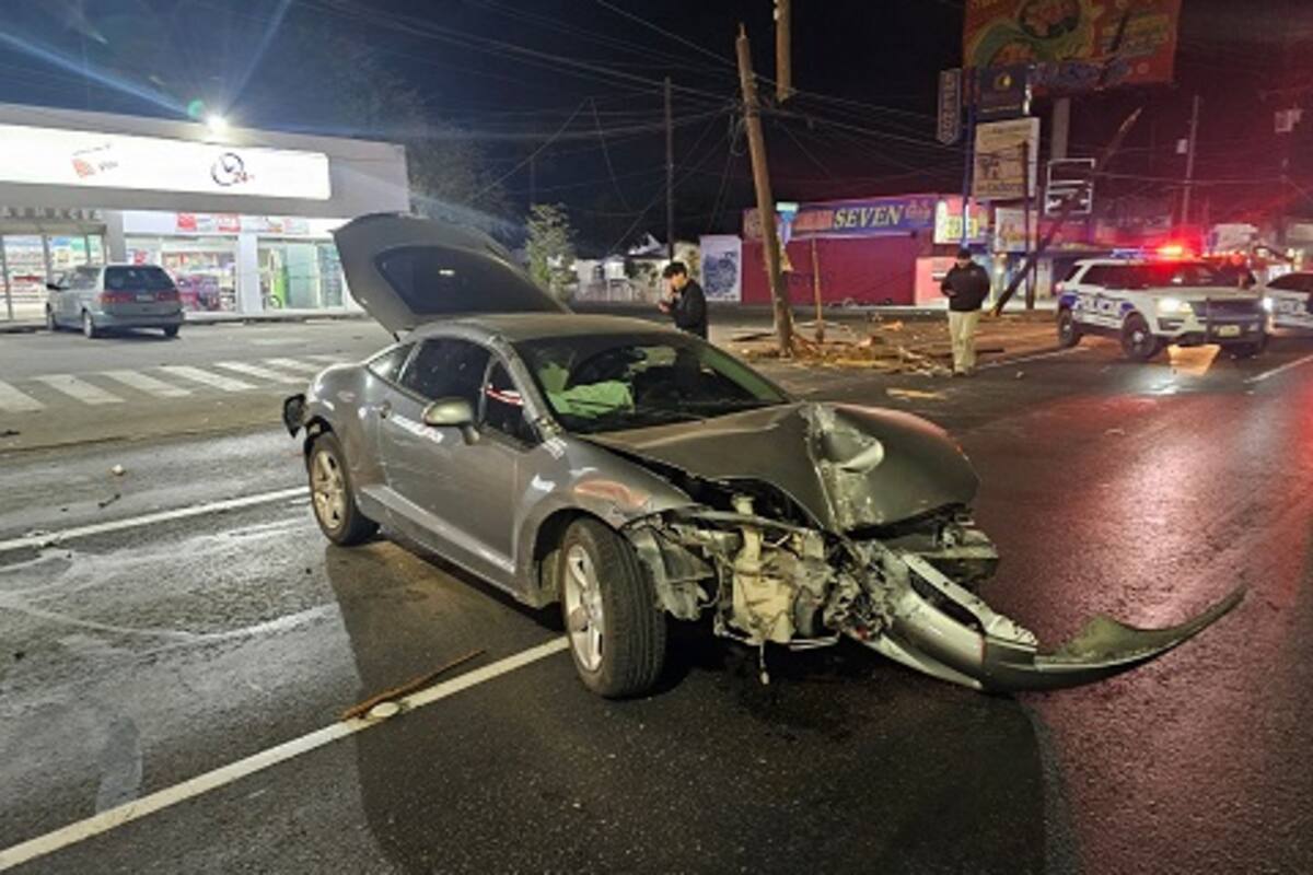 Automóvil choca contra postes en el bulevar Lázaro Cárdenas