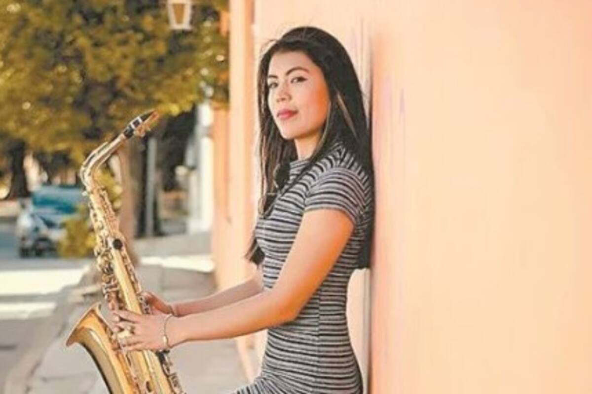 Saxofonista que fue bañada con ácido llega a CDMX para recibir atención