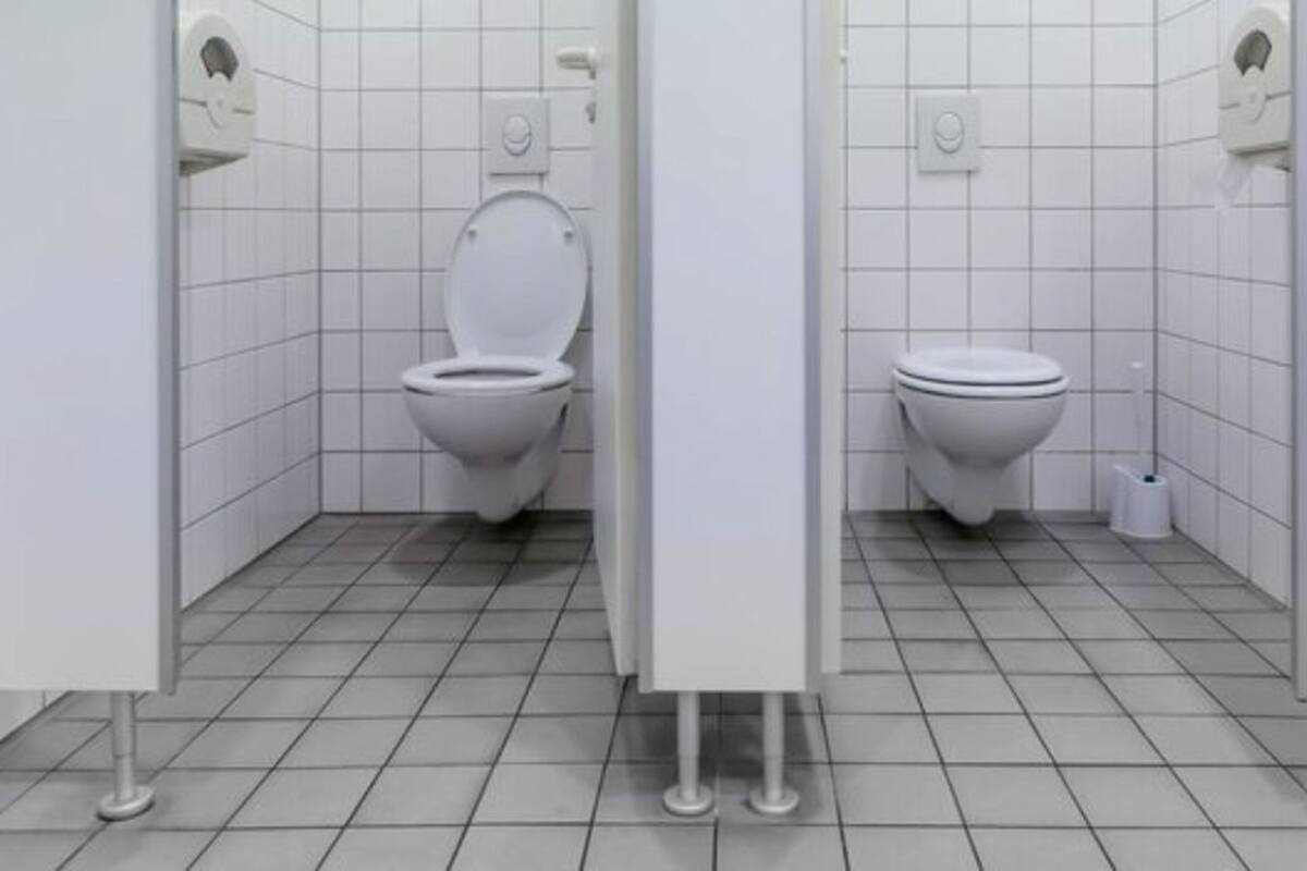 ¿Por qué las puertas de los baños públicos siempre están separadas del suelo? Hay más de una razón para ello