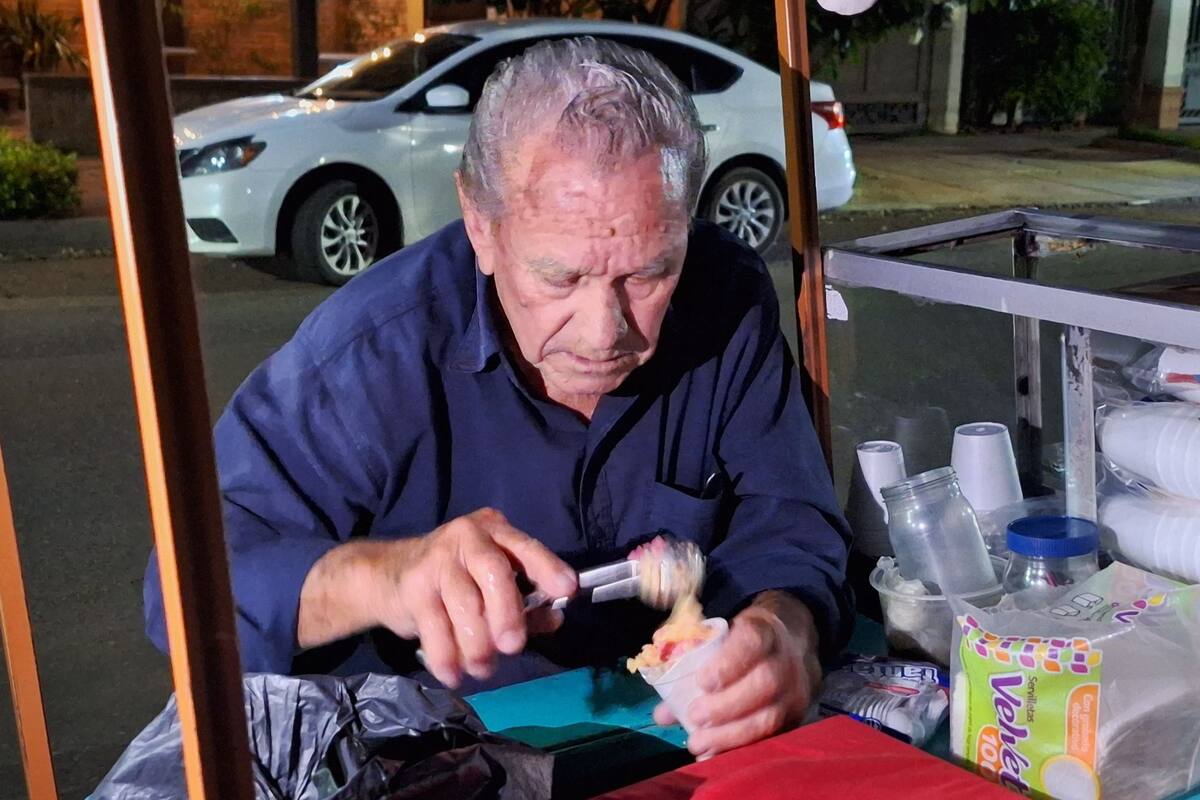 Gustavo “endulza” a los cajemenses desde hace 56 años  con sus nieves
