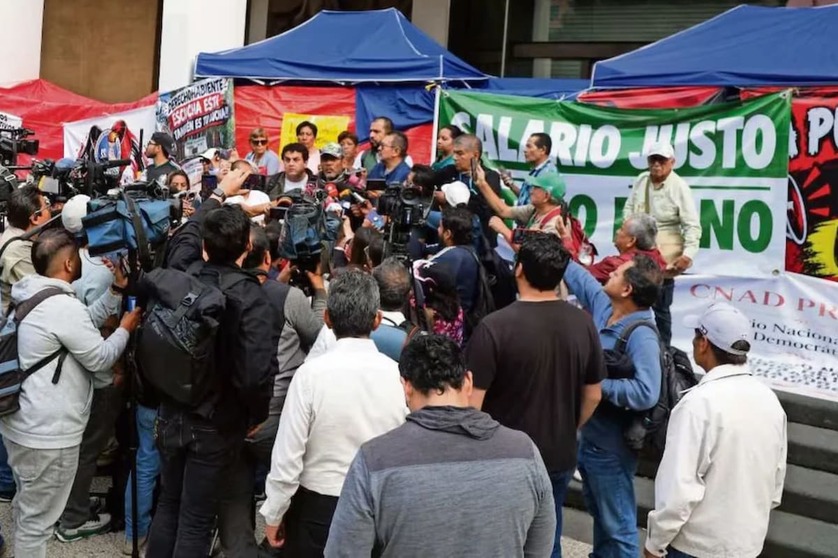 Trabajadores disidentes del IMSS bloquean por momentos las vialidades y exigen un aumento salarial de 10%, tras rechazar la propuesta de incremento para 2026-2027 y pedir la salida de su dirigente sindical