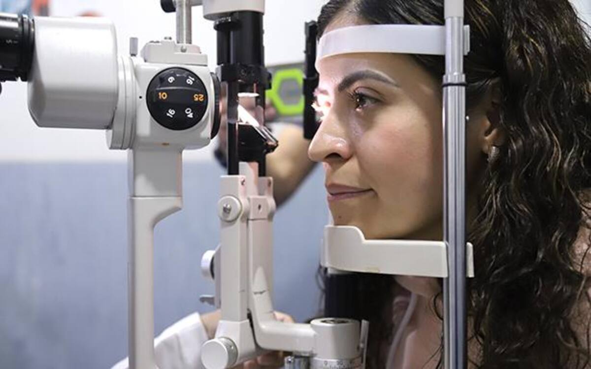 Por ello, enfatiza la importancia de realizar revisiones oftalmológicas anuales, especialmente en personas mayores de 40 años, quienes tienen mayor riesgo de desarrollar esta enfermedad. Foto: IMSS.