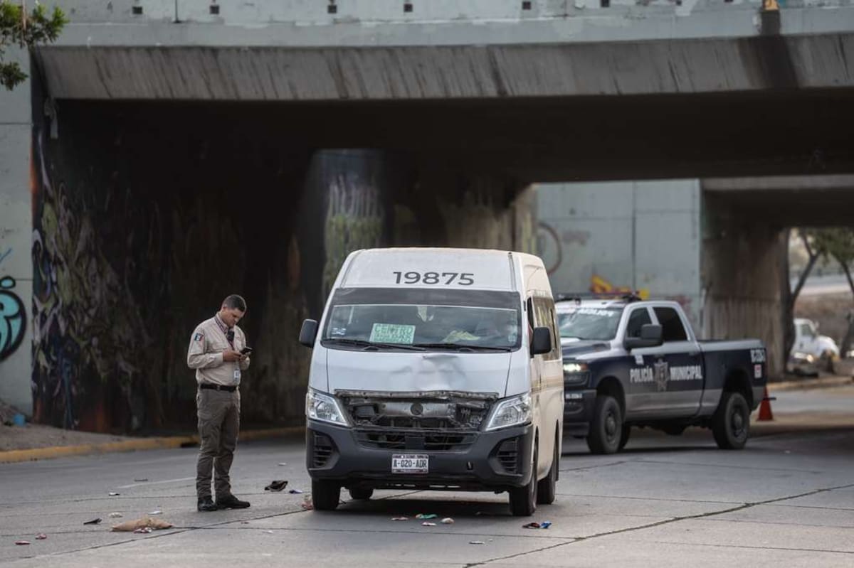 El accidente ocurrió sobre la calle Tercera, debajo del puente México; el conductor del taxi fue detenido y quedó a disposición de las autoridades. Foto: Border Zoom
