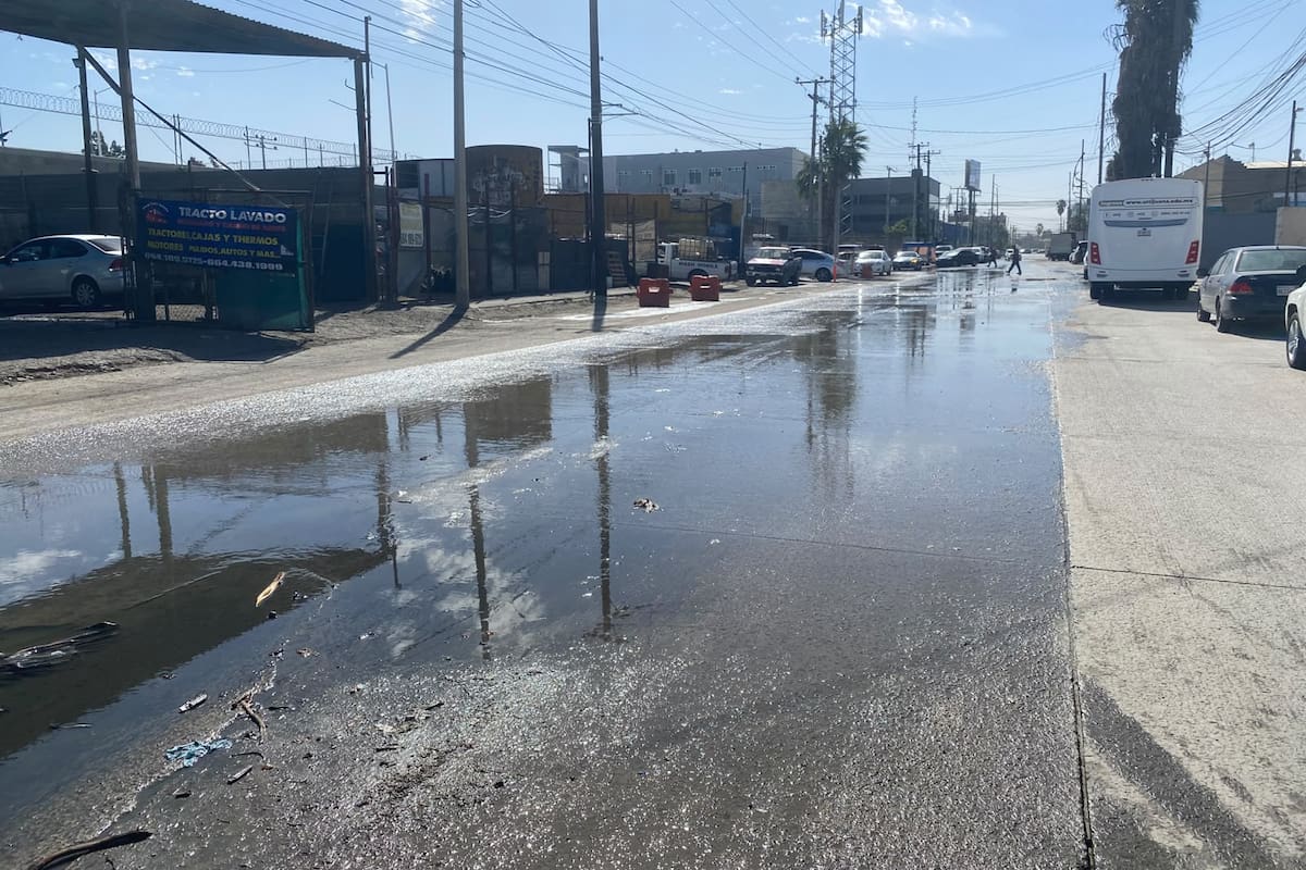 Denuncian derrame de aguas negras cerca de la garita de Otay