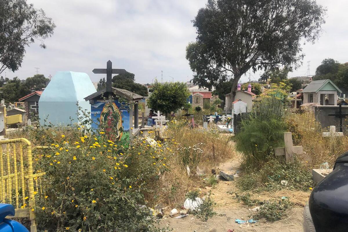 Panteón municipal de Rosarito luce descuidado y lleno de basura