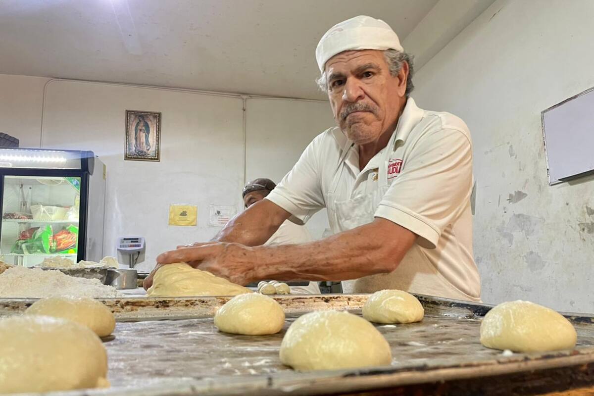 Samuel elabora pan de muertos desde hace más de 50 años en Ciudad Obregón