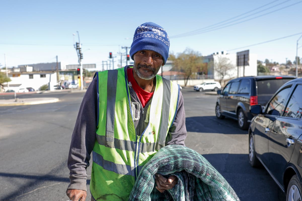 Se benefician con Cobertón Navideño residentes de la Pueblo Nuevo y otras colonias