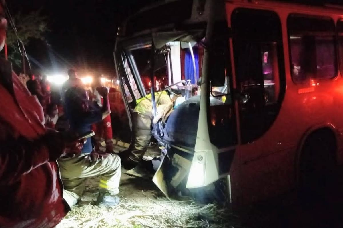 Choque en carretera deja 12 lesionados