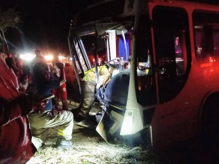 Choque en carretera deja 12 lesionados