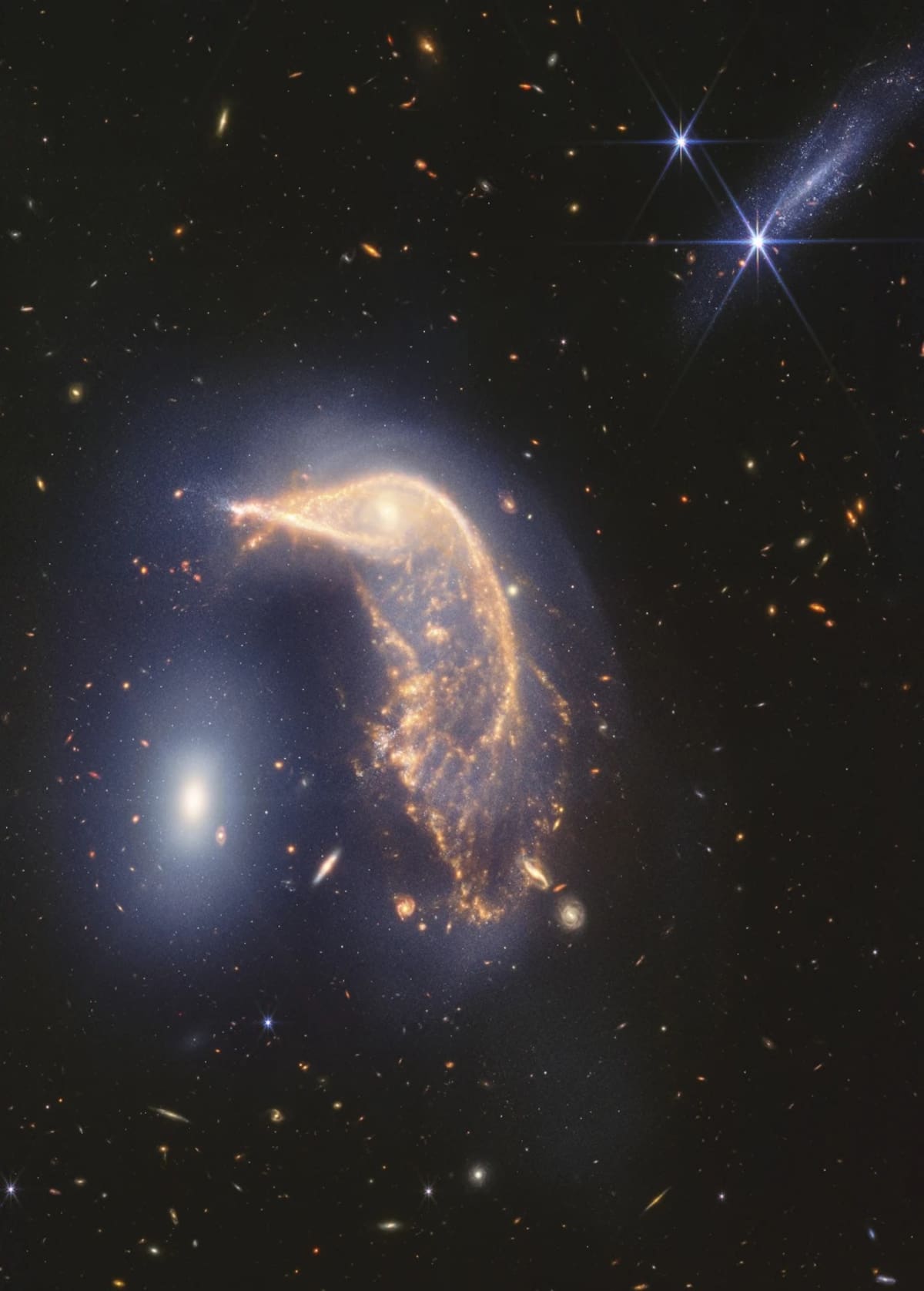 En esta imagen facilitada por la NASA y el Instituto de Ciencias del Telescopio Espacial, se observa un par de galaxias interactuando, capturadas en infrarrojo por el Telescopio Espacial Webb. Según los científicos, estas galaxias vecinas, denominadas... (NASA e Instituto de Ciencias del Telescopio Espacial vía AP).