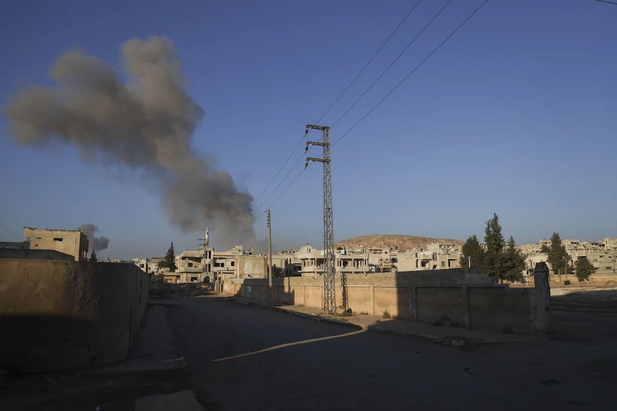 Humo de un ataque aéreo por parte de las fuerzas gubernamentales se eleva en el cielo sobre la ciudad de Khan Sheikhoun, al sur de Idlib, Siria, el martes 3 de diciembre de 2024. | Crédito: AP/Omar Albam