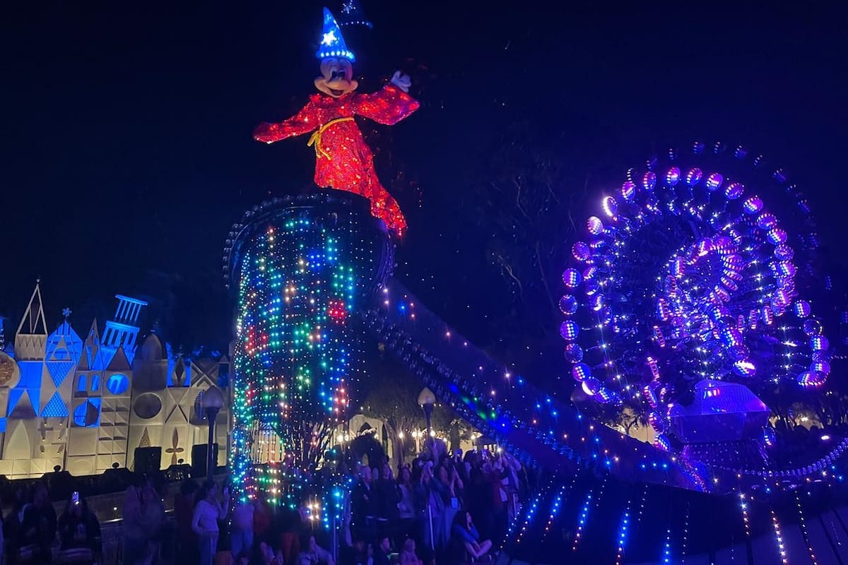 Disneyland ‘pinta’ la noche