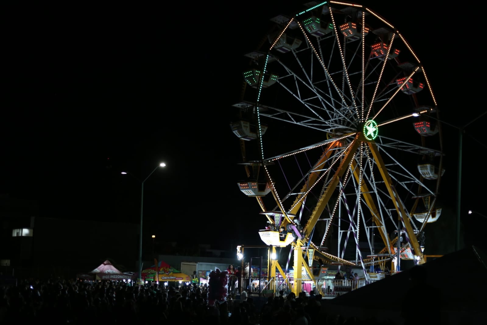 Postal de la rueda de la fortuna durante el Grito de Independencia en Mexicali. | Foto: Saúl Martínez