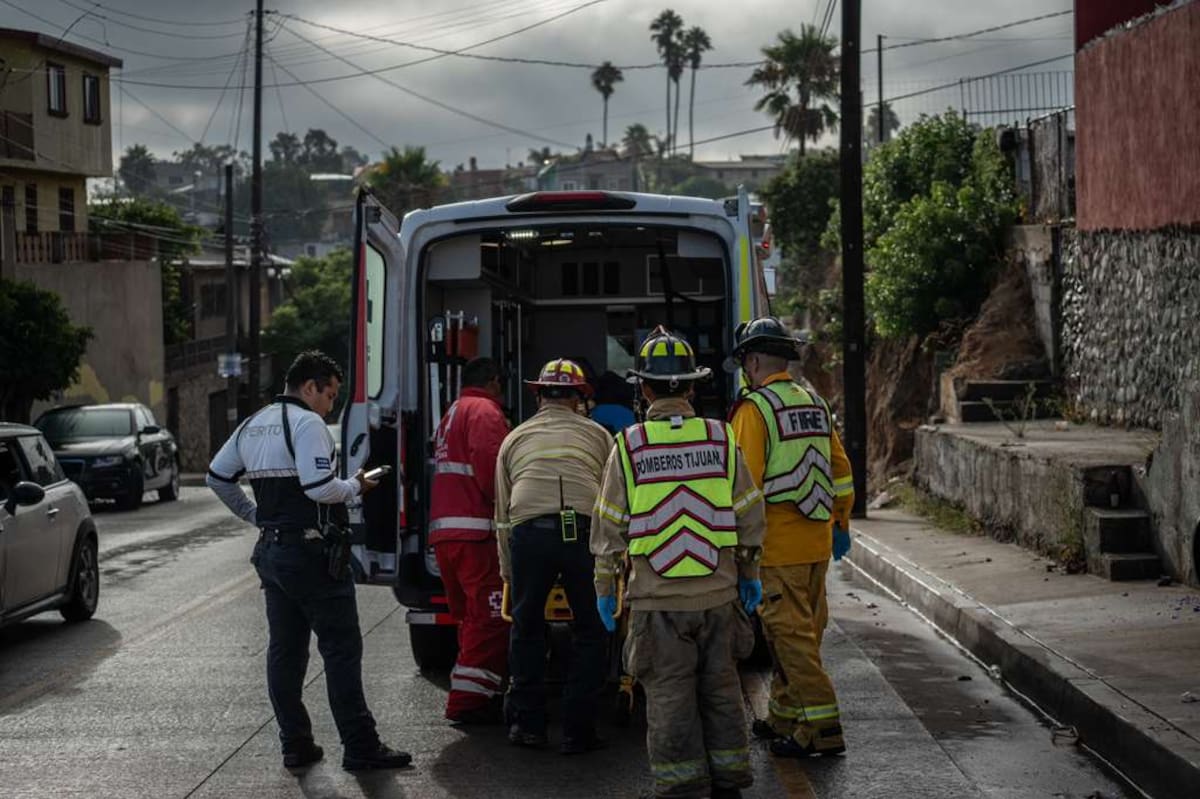 La conductora sufrió lesiones faciales y fue trasladada a un hospital. Foto: Border Zoom