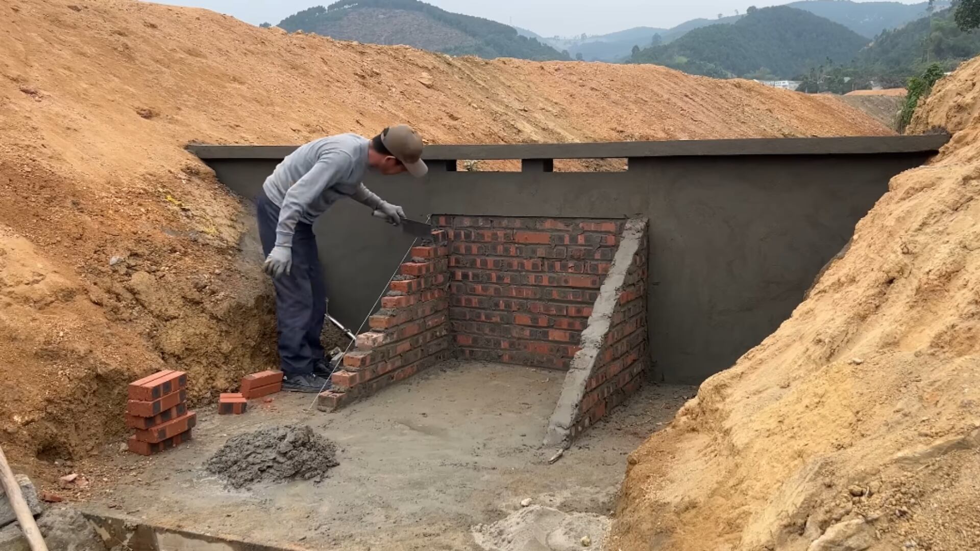 El sistema aprovecha un flujo constante de agua para generar electricidad doméstica estable. /Captura de pantalla