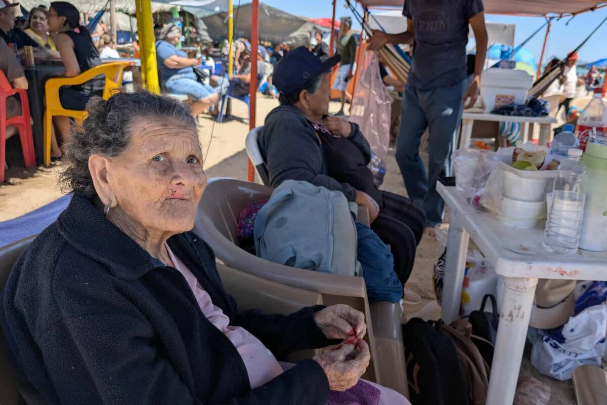 Ni sus 100 años detuvieron a María Dolores disfrutar la playa de Bahía de Kino durante la Semana Santa