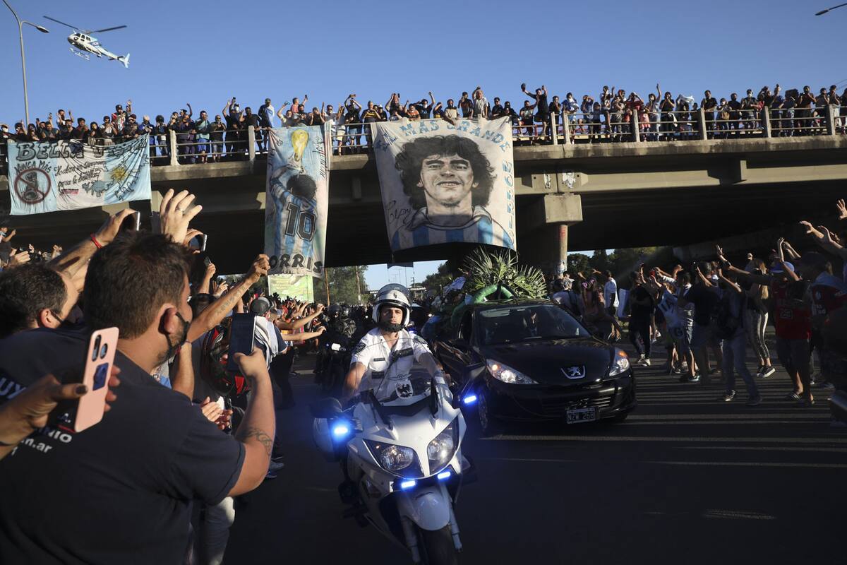 Difieren en causa de muerte de Maradona