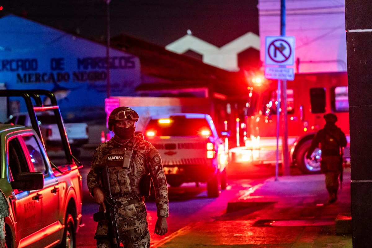 Arrestan a dos hombres cerca del muelle de Ensenada con seis paquetes de droga
