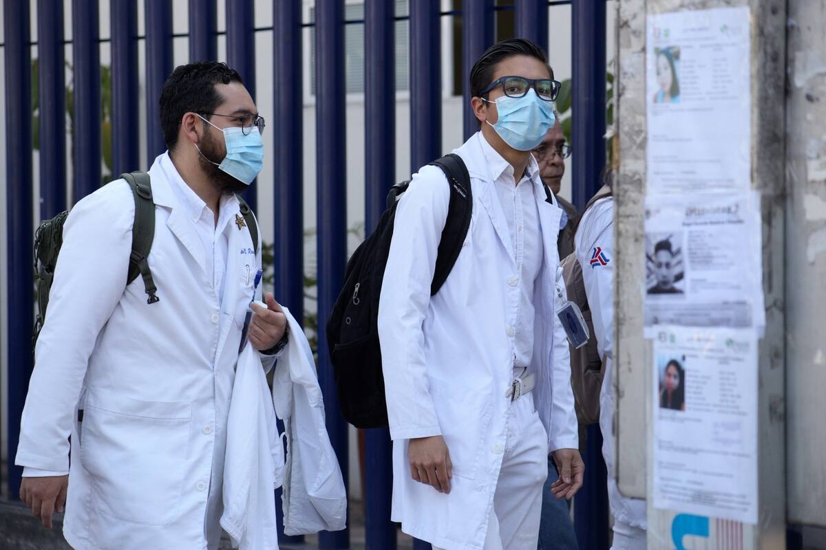 "Tenemos que pelear para que nos den cubrebocas", enfermero del IMSS
