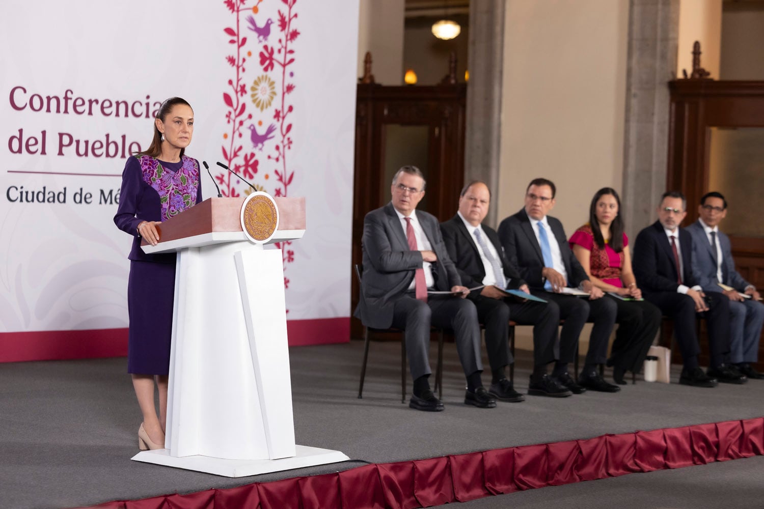 La doctora Claudia Sheinbaum Pardo, presidenta Constitucional de los Estados Unidos Mexicanos en Conferencia de prensa matutina “Conferencia del Pueblo” en el Salón Tesorería de Palacio Nacional. |Foto: Gabriel Monroy / Presidencia