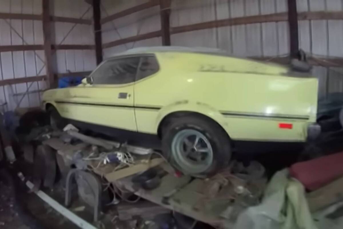Hallan un raro Ford Mustang abandonado por casi 50 años en un garaje