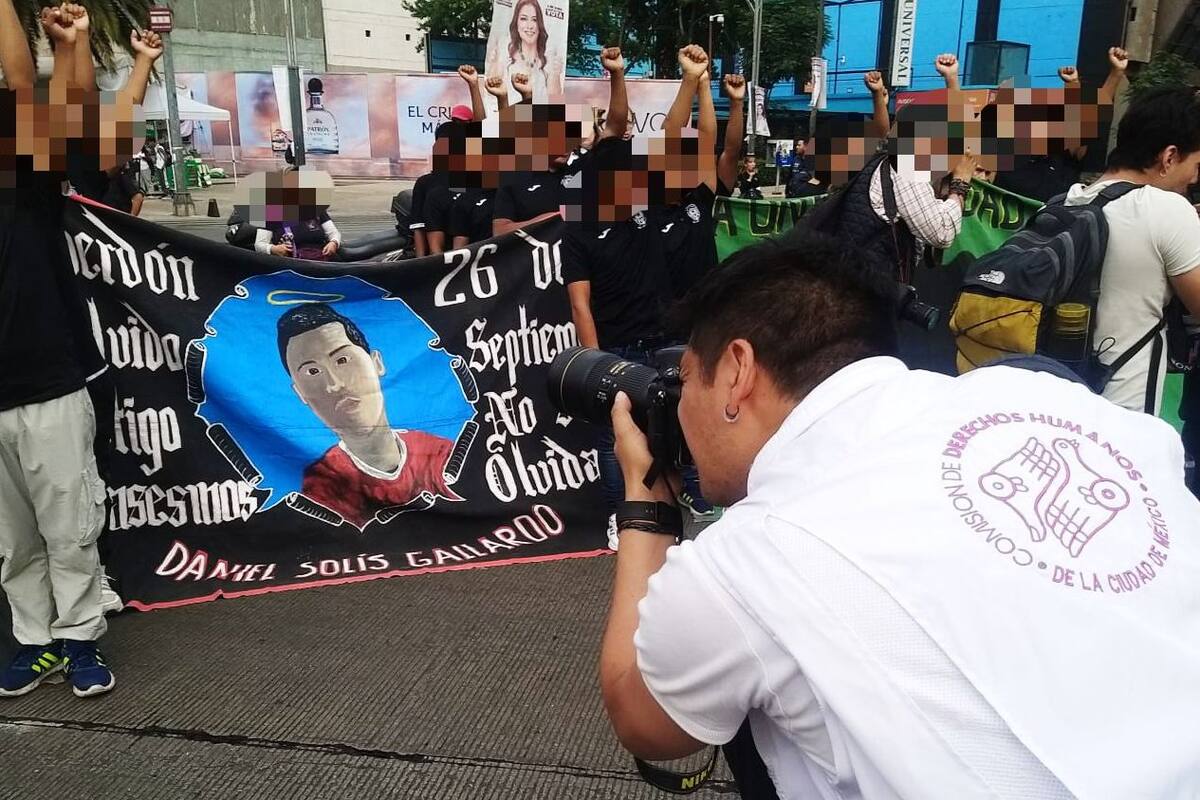 Familias hacen plantón en Palacio Nacional pidiendo justicia para los 43 de Ayotzinapa