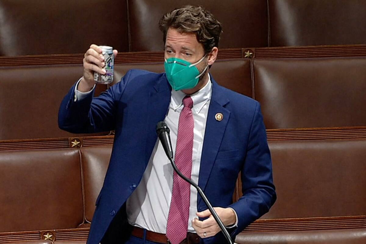 Congresista saca una lata de cerveza en plena sesión