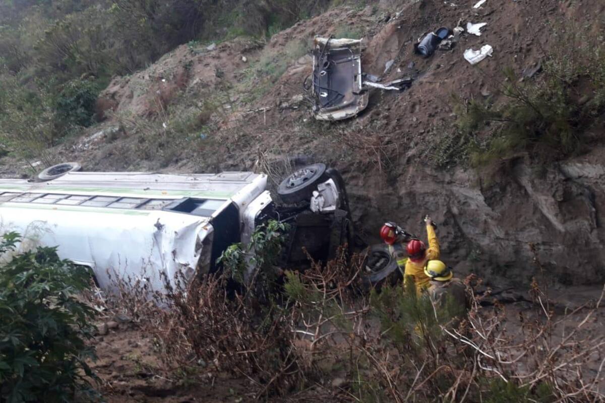 Vuelca camión de pasajeros en bulevar 2000; hay un lesionado