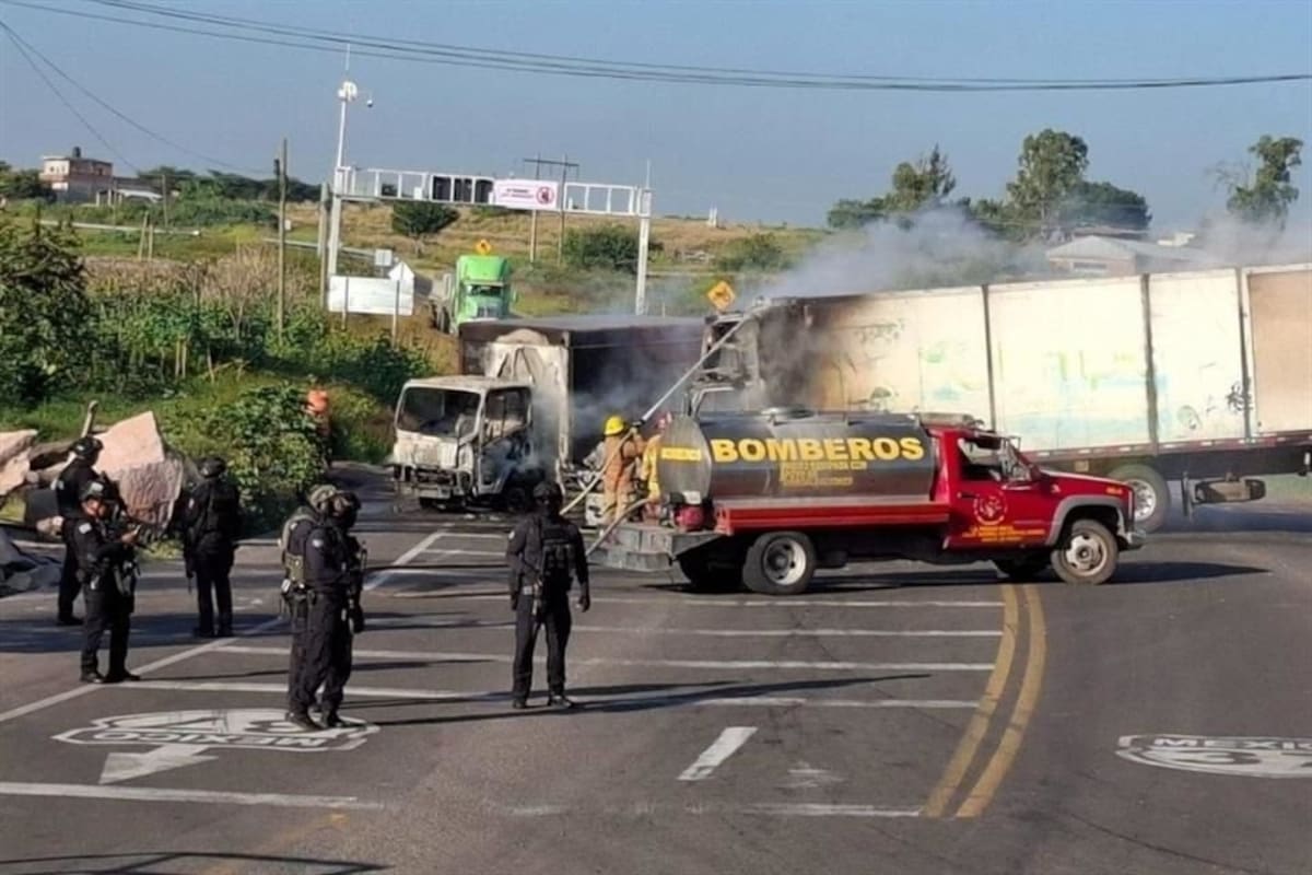 Michoacán amanece con bloqueos y vehículos incendiados tras enfrentamiento entre militares y civiles armados; reportan cinco muertos y siete carreteras afectadas
