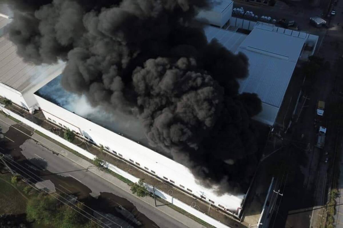 Evacuan a 60 trabajadores tras incendio en fábrica de Nuevo León