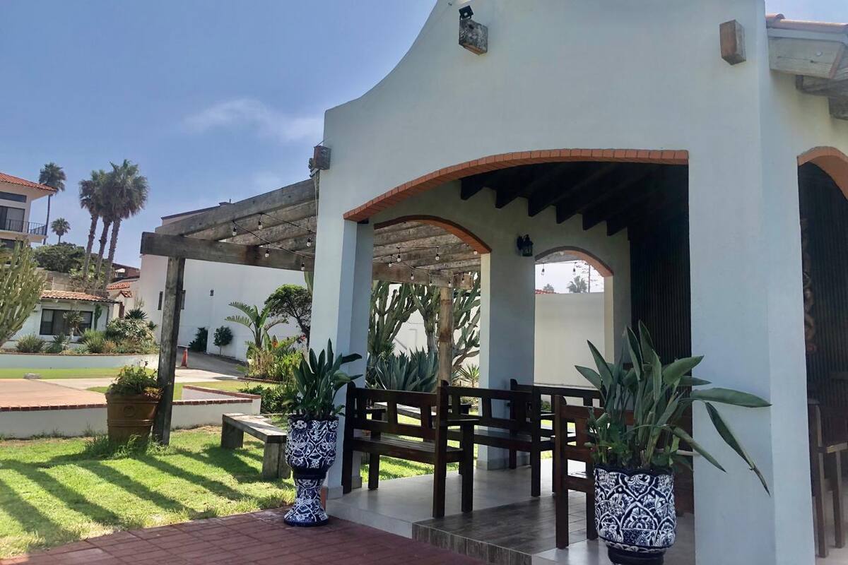 Construyen capilla en jardines del Hotel Rosarito