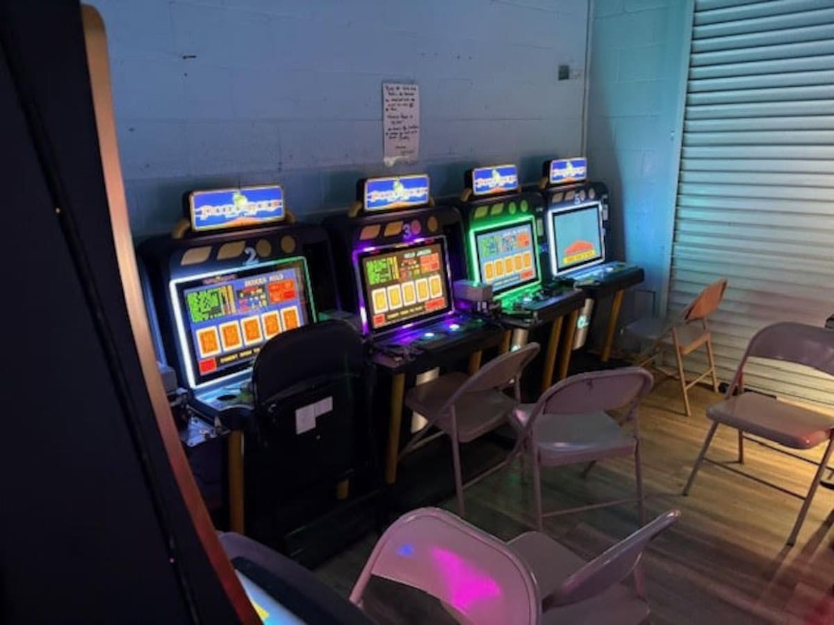 Autoridades del SDPD decomisaron 62 máquinas tragamonedas en dos propiedades de San Diego y Chula Vista durante un operativo realizado el 9 de diciembre. Foto: Cortesia