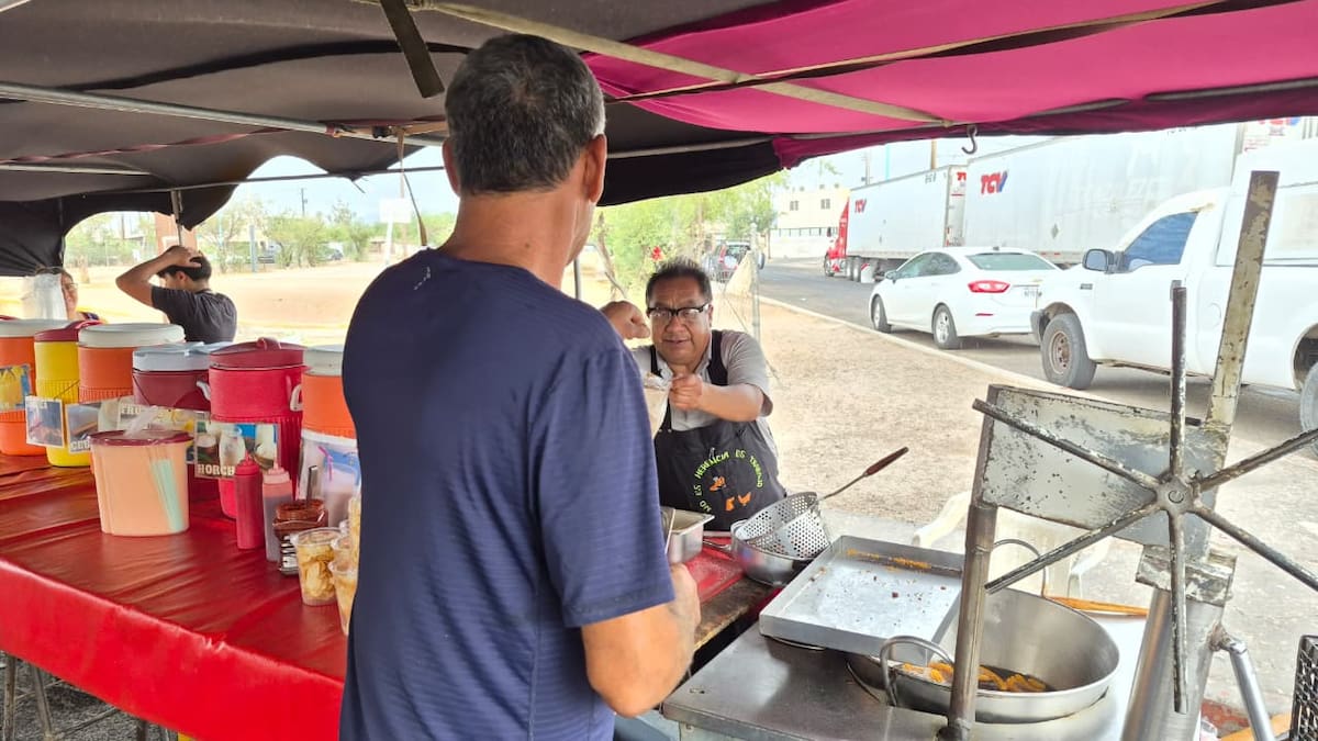 El vendedor explicó que durante los días de calor ofrece aguas frescas, mientras que en la época de frío cambia su mercancía por churros y elotes.│Foto: Archivo