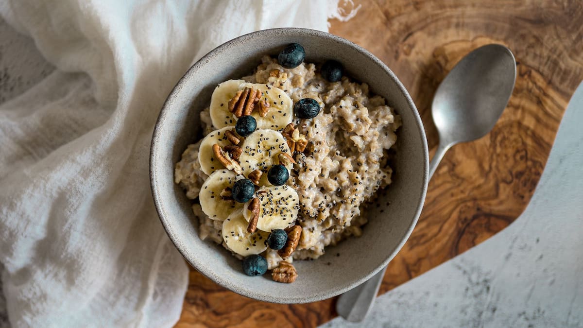 Combina cereales integrales, frutas y semillas para obtener un desayuno completo.