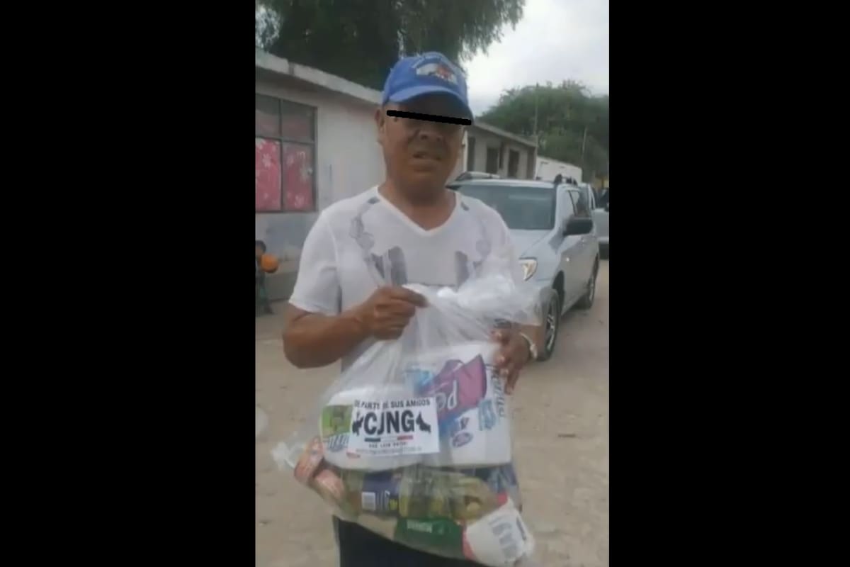 VIDEO: Presuntos integrantes del CJNG reparte despensas en Colima