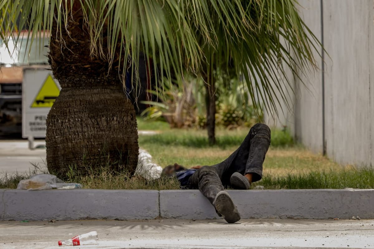 Joven de 25 años muere por golpe de calor en Mexicali; fue encontrado tendido en la calle
